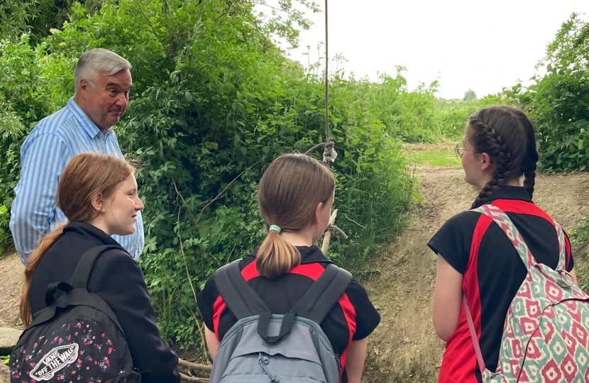 Sir Oliver talking to Duke of Edinburgh Award Scheme members about their work on the River Ivel