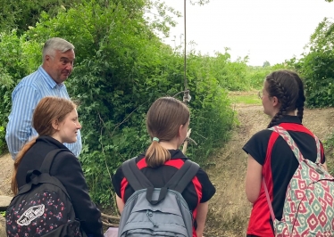 Sir Oliver talking to Duke of Edinburgh Award Scheme members about their work on the River Ivel